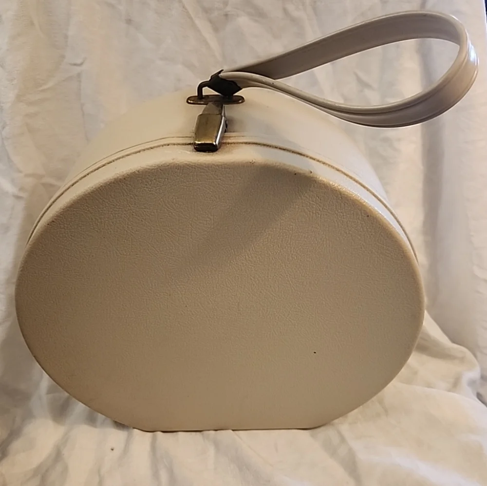 Vintage 60's Beige Hard Plastic Round Travel / Make Up Case/Jewelery Box